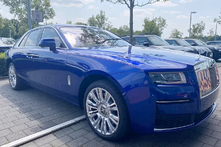 Hiện chỉ mới có duy nhất một chiếc xe siêu sang Rolls-Royce Ghost 2021 được mang về dải đất hình chữ S theo diện nhập khẩu chính hãng, xe thuộc bản trục cơ sở dài và được rao bán lên đến 43 tỷ đồng, mức giá này đã được giảm 2 tỷ đồng so với cách đây vài tuần.