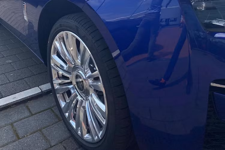 Rolls-Royce Ghost 2021 nội thất Hermes này được trang bị khối động cơ xăng V12, tăng áp kép, dung tích 6.75 lít, sản sinh ra công suất tối đa 563 mã lực tại vòng tua máy 5.000 vòng/phút và mô-men xoắn cực đại 850 Nm tại vòng tua máy 1.600 vòng/phút như trước. Sức mạnh được truyền tới bánh thông qua hộp số tự động 8 cấp, nhờ đó, cho phép chiếc xe siêu sang Rolls-Royce Ghost thế hệ thứ 2 có thể dễ dàng tăng tốc từ vị trí đứng yên lên 100 km/h chỉ trong thời gian 4,6 giây trước khi đạt vận tốc tối đa giới hạn điện tử 250 km/h.