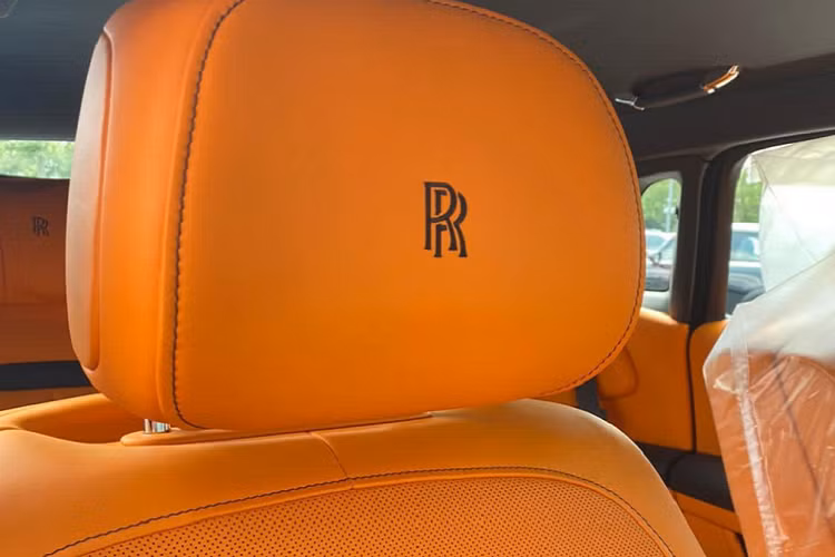 Không chỉ chăm chút ở ngoại thất, Rolls-Royce Ghost thế hệ mới còn được trang bị nhiều tính năng khá hay ho ở trong khoang lái, trong đó, "át chủ bài" có thể kể đến là Llluminated Fascian, chi tiết này nằm ngay trước mặt ghế hành khách với điểm nhấn là "bầu trời sao" nằm trong mặt táp-lô đi kèm logo Ghost phát sáng.