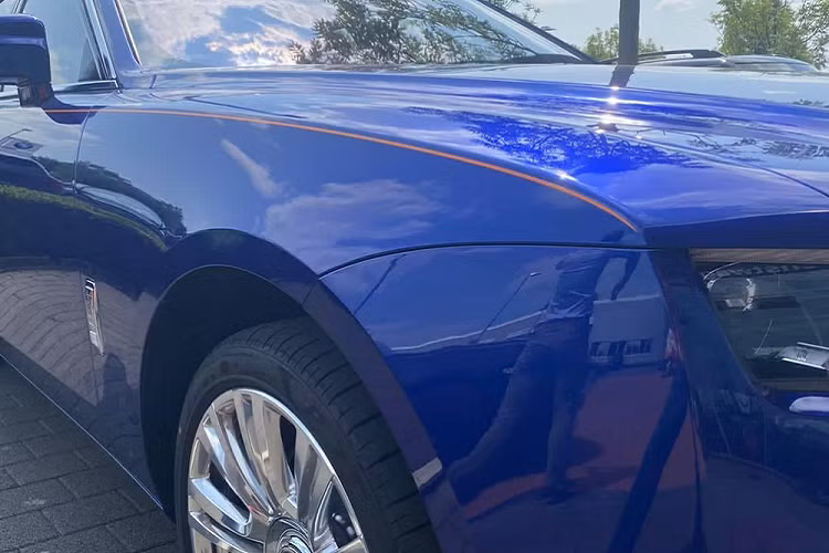 Thông tin mới đây cũng cho biết, sẽ có vài chiếc xe siêu sang Rolls-Royce Ghost 2021 về Việt Nam vào tháng sau, trong đó, 1 người chuyên nhập khẩu xe đắt tiền ở Hà Nội đã hé lộ về 1 "siêu phẩm" trong dòng xe siêu sang là Rolls-Royce Ghost thế hệ mới mang màu sơn ngoại thất cũng như có khoang lái khiến người xem nhìn là mê mệt.