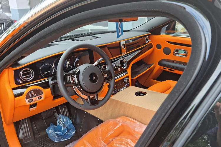 Chưa dừng lại đó, bên ngoài mẫu xe Rolls-Royce Ghost thế hệ mới với màu sơn cực nổi này còn có bộ mâm đa chấu kép sáng bóng. Đây cũng là bộ móng hoàn toàn mới được phát triển riêng cho dòng xe siêu sang Rolls-Royce Ghost 2021. Mở cánh cửa "tự sát" của Rolls-Royce để chiêm ngưỡng nội thất chiếc xe siêu sang Ghost thế hệ mới này khiến người xem không khỏi xuýt xoa trước tông màu cam rất nổi bật và sang trọng.