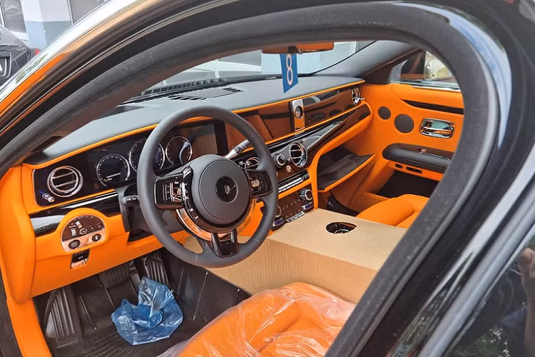 Chưa dừng lại đó, bên ngoài mẫu xe Rolls-Royce Ghost thế hệ mới với màu sơn cực nổi này còn có bộ mâm đa chấu kép sáng bóng. Đây cũng là bộ móng hoàn toàn mới được phát triển riêng cho dòng xe siêu sang Rolls-Royce Ghost 2021. Mở cánh cửa "tự sát" của Rolls-Royce để chiêm ngưỡng nội thất chiếc xe siêu sang Ghost thế hệ mới này khiến người xem không khỏi xuýt xoa trước tông màu cam rất nổi bật và sang trọng.