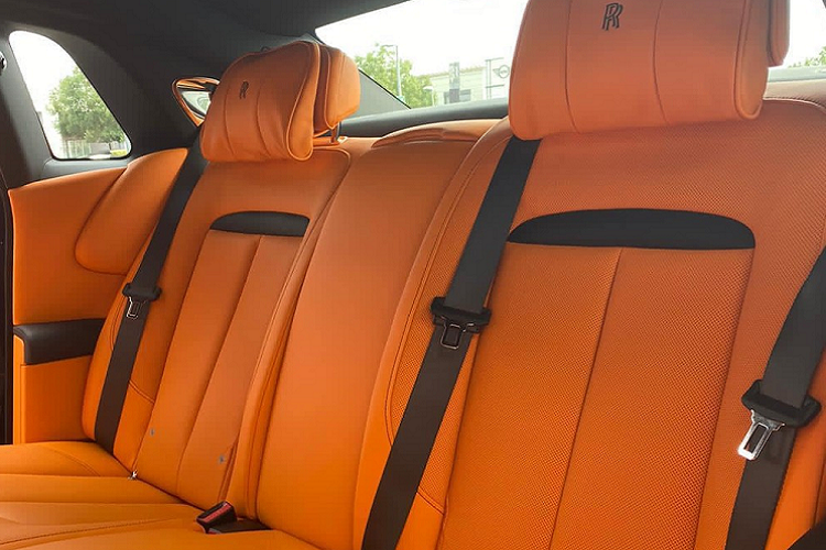 Màu sắc này khiến không ít người gợi nhớ đến 1 hãng thời trang hàng đầu của thế giới là Hermes. Toàn bộ ghế ngồi được bọc da màu cam cao cấp với điểm nhấn là các đường sọc màu đen, logo chữ R kép thêu chỉ màu tối và còn phải kể đến nhiều chi tiết mạ crôm hay ốp gỗ sang trọng. Có thể nói, đây là chiếc xe siêu sang Rolls-Royce Ghost 2021 có cách phối màu ngoại thất và nội thất đi cùng với thời gian, không lo đụng hàng hay bị lu mờ khi các phiên bản Rolls-Royce Ghost thế hệ mới được nhập về sau này có thể hơn 100 chiếc.