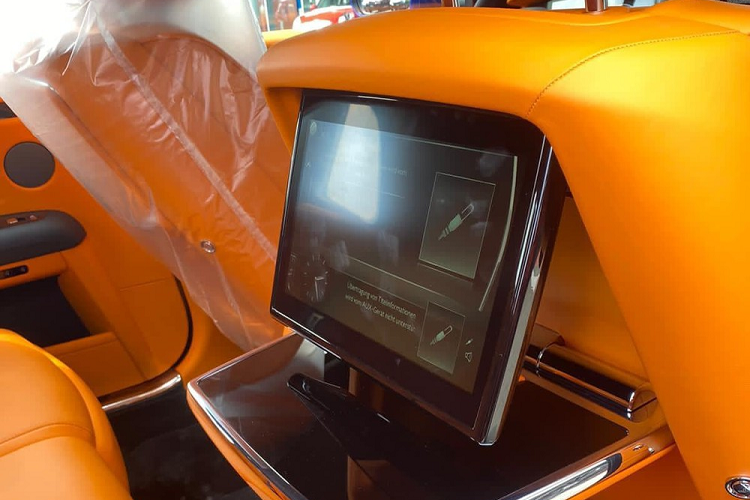 Cách phối màu này của chiếc xe siêu sang Rolls-Royce Ghost thế hệ mới còn khiến giới mê xe nghĩ đến 1 chiếc SUV hạng sang Brabus 800 Widestar ở Hải Phòng với màu xanh làm chủ đạo ở ngoại thất và bên trong khoang lái là nội thất màu cam. Dễ nhận ra là phiên bản Rolls-Royce Ghost thế hệ thứ 2 đã có sự đầu tư mạnh tay ở thiết kế ngoại thất với đèn pha LED và đèn hậu LED hoàn toàn mới đi cùng với đó là những sự thay đổi thiết kế ở cản va trước, lưới tản nhiệt và cản va sau giúp xe có ngoại hình mới mẻ.