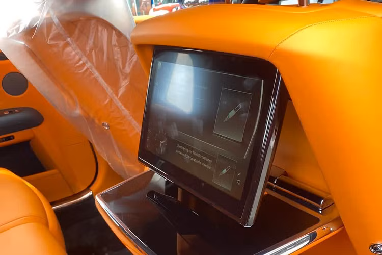 Cách phối màu này của chiếc xe siêu sang Rolls-Royce Ghost thế hệ mới còn khiến giới mê xe nghĩ đến 1 chiếc SUV hạng sang Brabus 800 Widestar ở Hải Phòng với màu xanh làm chủ đạo ở ngoại thất và bên trong khoang lái là nội thất màu cam. Dễ nhận ra là phiên bản Rolls-Royce Ghost thế hệ thứ 2 đã có sự đầu tư mạnh tay ở thiết kế ngoại thất với đèn pha LED và đèn hậu LED hoàn toàn mới đi cùng với đó là những sự thay đổi thiết kế ở cản va trước, lưới tản nhiệt và cản va sau giúp xe có ngoại hình mới mẻ.