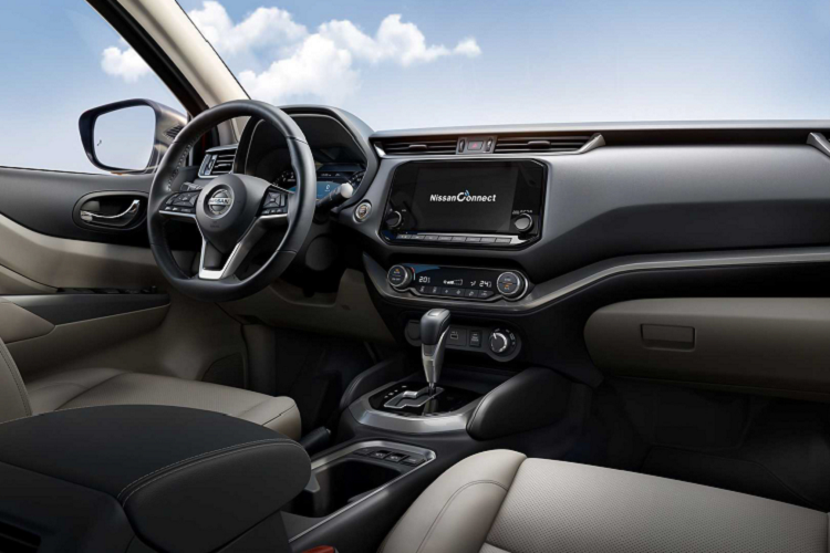 Nhìn chung, bản nâng cấp facelift của Nissan Terra 2021 được thay đổi khá nhiều, tương tự như một thế hệ hoàn toàn mới, chứ không dừng lại là bản nâng cấp facelift cuối đời. Đặc biệt, nội thất bên trong còn được “đập đi xây lại” với bảng điều khiển phía trước và vô lăng thiết kế mới nhìn đẹp mắt hơn hẳn. Nội thất Nissan Terra 2021 nổi bật với vô lăng 3 chấu thiết kế mới, hệ thống thông tin giải trí sử dụng màn hình cảm ứng 9 inch mới đang sử dụng trên X-Trail 2021 tại Mỹ. Bảng táp lô được thiết đa tầng, bọc da, cửa gió dạng tròn biến mất thay vào là kiểu đẹp mắt hơn. Cụm cần số và các nút bấm cũng được tái thiết kế tinh tế hơn.