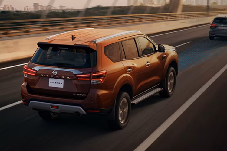 Trong khi đó, ở thị trường Trung Đông, Nissan Terra 2021 được trang bị động cơ xăng 4cyl 2.5L hút khí tự nhiên, cho công suất 165 mã lực và mô-men xoắn cực đại 241Nm. Sử dụng kết hợp với hộp số tự động 7 cấp có chế độ 2 cầu chậm (4LO). Phiên bản 2 cầu (4WD) được trang bị khoá vi sai điện tử cùng với hệ thống Kiểm soát đổ đèo và Hỗ trợ khởi hành ngang dốc. Tại thị trường Việt Nam, Nissan Terra là dòng xe SUV không được ưa chuộng. Lý do chính là đơn vị nhập khẩu thiếu xót phiên bản máy dầu số tự động một cầu – cấu hình được ưa chuộng nhất trong phân khúc SUV 7 chỗ cỡ trung.