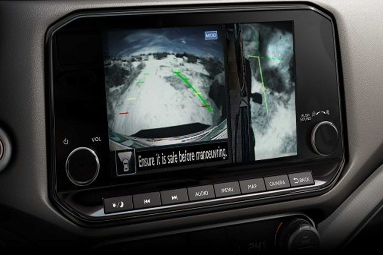 Theo thông tin từ Thái Lan, Nissan Terra 2021 sẽ tiếp tục sử dụng động cơ dầu 4cyl dung tích 2.3L tăng áp kép (twin-turbo) cho công suất cực đại 190 mã lực tại vòng tua máy 3.750 vòng/phút và mô-men xoắn cực đại 450 Nm tại được tại dải vòng tua máy từ 1.500 - 2.500 vòng/phút. Sử dụng kết hợp với hộp số vẫn được giữ ở mức 7 cấp (7AT) như cũ và hệ dẫn động 1 và 2 cầu. Động cơ tăng áp 2.3L này đã sử dụng trên phiên bản trước đó của Nissan Terra tại thị trường Thái Lan.