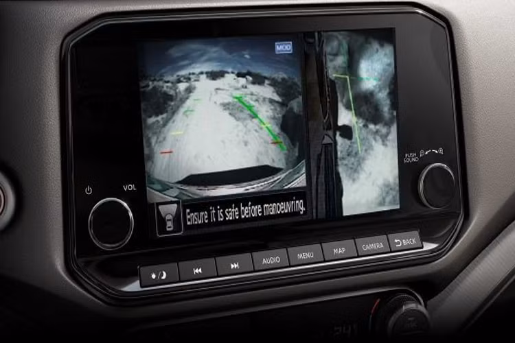 Theo thông tin từ Thái Lan, Nissan Terra 2021 sẽ tiếp tục sử dụng động cơ dầu 4cyl dung tích 2.3L tăng áp kép (twin-turbo) cho công suất cực đại 190 mã lực tại vòng tua máy 3.750 vòng/phút và mô-men xoắn cực đại 450 Nm tại được tại dải vòng tua máy từ 1.500 - 2.500 vòng/phút. Sử dụng kết hợp với hộp số vẫn được giữ ở mức 7 cấp (7AT) như cũ và hệ dẫn động 1 và 2 cầu. Động cơ tăng áp 2.3L này đã sử dụng trên phiên bản trước đó của Nissan Terra tại thị trường Thái Lan.