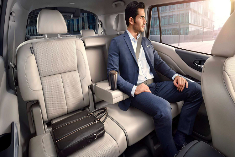 Xe đi kèm nhiều “đồ chơi” an toàn và hỗ trợ lái như Hệ thống tự động giảm tốc độ khi vào cua (AEB), cảnh báo chệch làn đường, cảnh báo điểm mù và phương tiện cắt ngang khi lùi. Hệ thống phanh tự động khẩn cấp và cảnh báo tiền va chạm. Kiểm soát hành trình thông minh (Cruise Control thích ứng). Camera quan sát 360 độ (AVM). Hệ thống cảnh báo và phát hiện vật thể chuyển động MOD (Moving Object Detection) và 6 túi khí.