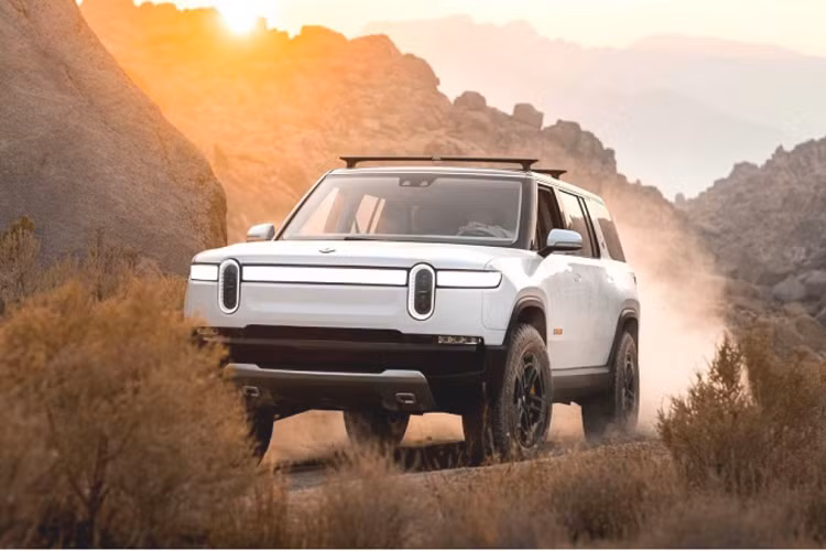 Theo báo cáo quý III/2021, Rivian hiện có khoảng 71.000 đơn đặt hàng trước cho hai mẫu R1T và R1S. Tính đến ngày 15/12, tổng cộng 652 chiếc đã được sản xuất, trong số đó có 386 chiếc đã được bàn giao (bao gồm cả hai chiếc R1S vừa về tay Giám đốc điều hành và Giám đốc tài chính).