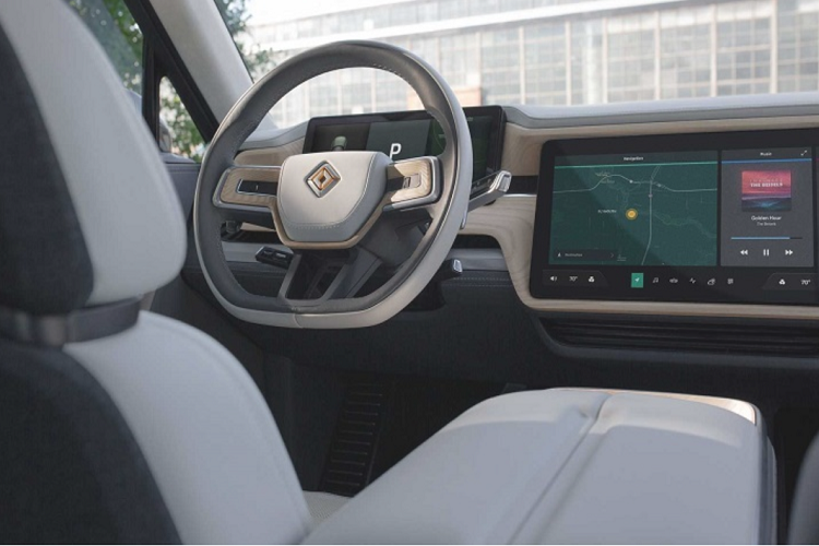 Quay trở lại hồi tháng 9, chiếc Rivian R1T 2022 đầu tiên cũng đã được bán giao cho RJ Scaringe và những chiếc bán tải chạy điện sau đó cũng lần lượt “về tay” nhiều nhân viên của Rivian. Rõ ràng là Rivian đang áp dụng chiến lược tương tự với R1S khi cung cấp những phiên bản sản xuất đầu tiên cho nhân viên của mình, sau đó mới dần dần mở rộng đối tượng đến khách hàng.