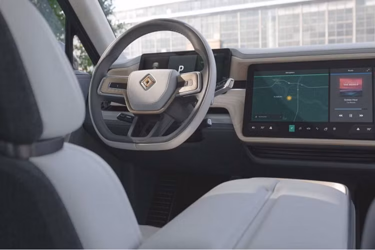 Quay trở lại hồi tháng 9, chiếc Rivian R1T 2022 đầu tiên cũng đã được bán giao cho RJ Scaringe và những chiếc bán tải chạy điện sau đó cũng lần lượt “về tay” nhiều nhân viên của Rivian. Rõ ràng là Rivian đang áp dụng chiến lược tương tự với R1S khi cung cấp những phiên bản sản xuất đầu tiên cho nhân viên của mình, sau đó mới dần dần mở rộng đối tượng đến khách hàng.