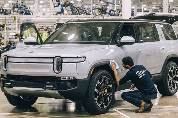 Theo thông báo mới nhất của Rivian, hai chiếc Rivian R1S 2022 chạy điện đầu tiên đã lăn bánh khỏi dây chuyền sản xuất của nhà máy ở thành phố Normal, Illinois. Sau đó, cả hai chiếc này đều được bàn giao cho Giám đốc điều hành RJ Scraringe và Giám đốc tài chính Claire McDonough của công ty.