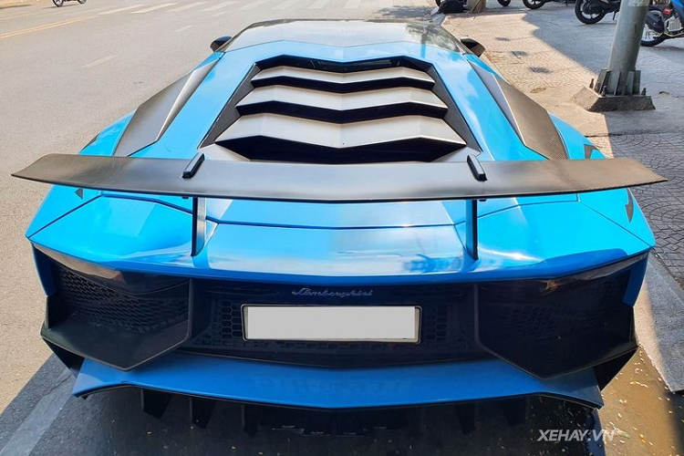 Cung cấp sức mạnh cho Lamborghini Aventador LP750-4 SV Coupe là khối động cơ nạp khí tự nhiên V12 6.5L sản sinh công suất 750 mã lực và mô-men xoắn cực đại 690 Nm, giúp siêu xe chạy nước rút từ 0 - 100 km/h chỉ trong 2,7 giây trước khi cán vận tốc tối đa 350 km/h.