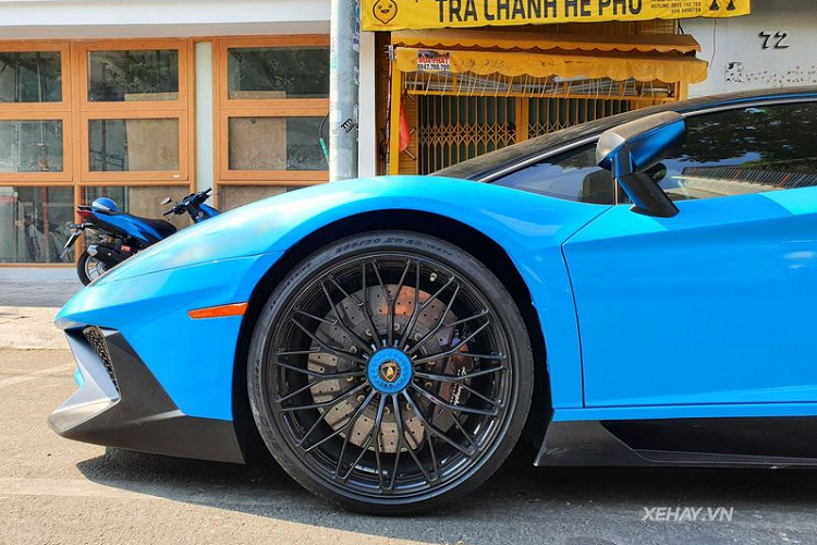 Được biết, chiếc Lamborghini Aventador SV Coupe này đã trải qua nhiều lần đổi màu sơn trước khi về tay vị chủ nhân hiện tại.