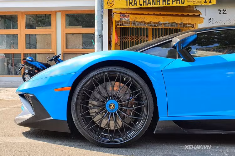Được biết, chiếc Lamborghini Aventador SV Coupe này đã trải qua nhiều lần đổi màu sơn trước khi về tay vị chủ nhân hiện tại.