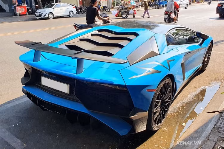 Nguyên bản, siêu phẩm nước Ý sở hữu "bộ cánh" màu xanh dương đậm với nội thất bọc da đen cuốn hút nhưng hiện xe đang được dán decal giống với màu sơn Blu Cepheus của Lamborghini. Giá xe Lamborghini Aventador SV khi về Việt Nam thời điểm mới được các đơn vị nhập khẩu tư nhân bán ra không dưới 30 tỷ đồng.
