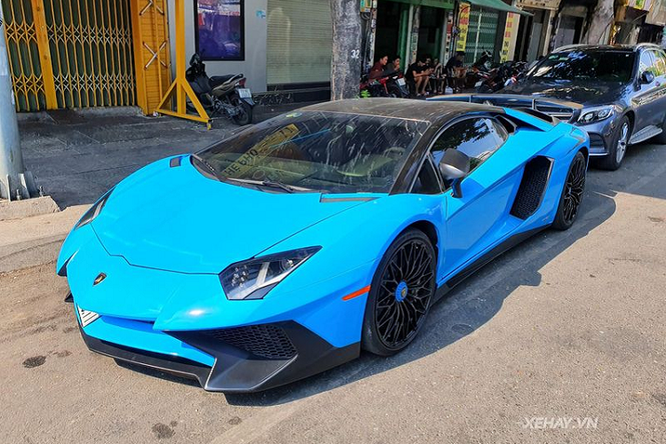 Là phiên bản hiệu suất cao của Aventador LP700-4, siêu xe Lamborghini Aventador SV Coupe sở hữu kiểu dáng hầm hố và vô cùng khí động học, ấn tượng nhất là cản trước được chia hai tầng cùng các hốc gió tái thiết kế lại.