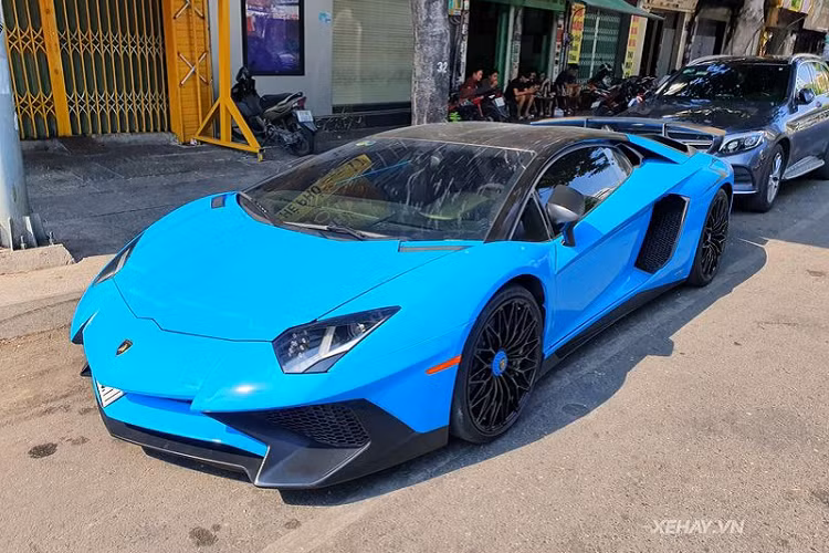 Là phiên bản hiệu suất cao của Aventador LP700-4, siêu xe Lamborghini Aventador SV Coupe sở hữu kiểu dáng hầm hố và vô cùng khí động học, ấn tượng nhất là cản trước được chia hai tầng cùng các hốc gió tái thiết kế lại.