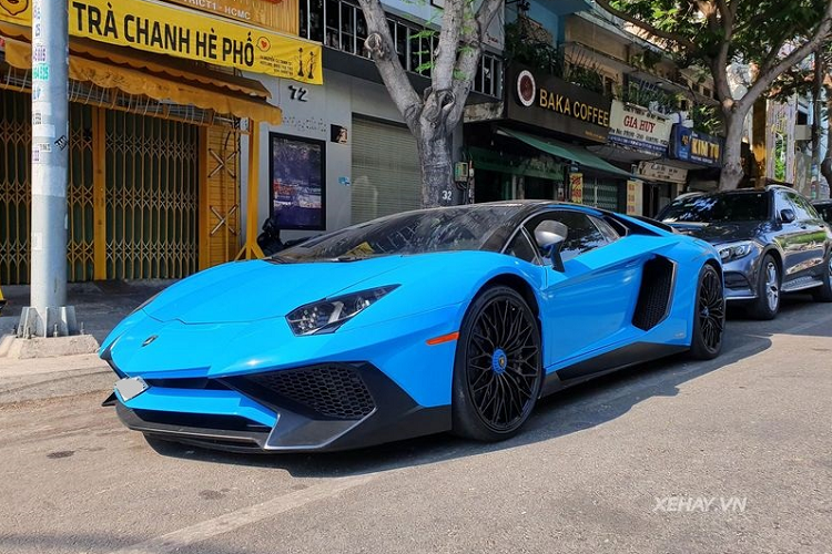 Nói về ống xả, siêu xe đã được lên đời ống xả hiệu Fi Exhaust với những tinh chỉnh dành riêng cho Aventador SV như việc ống xả được làm bằng chất liệu titan, có bộ áo cách nhiệt riêng và được sản xuất giới hạn.