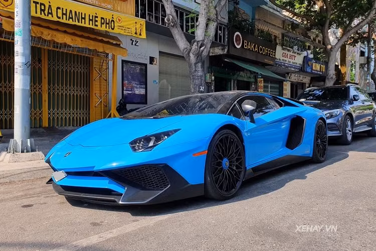 Nói về ống xả, siêu xe đã được lên đời ống xả hiệu Fi Exhaust với những tinh chỉnh dành riêng cho Aventador SV như việc ống xả được làm bằng chất liệu titan, có bộ áo cách nhiệt riêng và được sản xuất giới hạn.