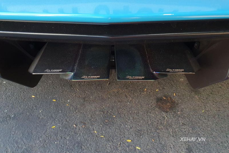 Một chi tiết đáng chú ý nữa trên Aventador SV Coupe hàng hiếm là bộ mâm 21 inch đa chấu sơn đen nhám có ốp khóa trung tâm màu xanh dương, kết hợp với hệ thống phanh gốm – carbon có cùm phanh sơn đen.