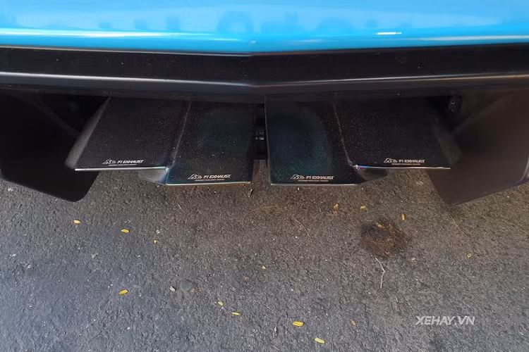 Một chi tiết đáng chú ý nữa trên Aventador SV Coupe hàng hiếm là bộ mâm 21 inch đa chấu sơn đen nhám có ốp khóa trung tâm màu xanh dương, kết hợp với hệ thống phanh gốm – carbon có cùm phanh sơn đen.