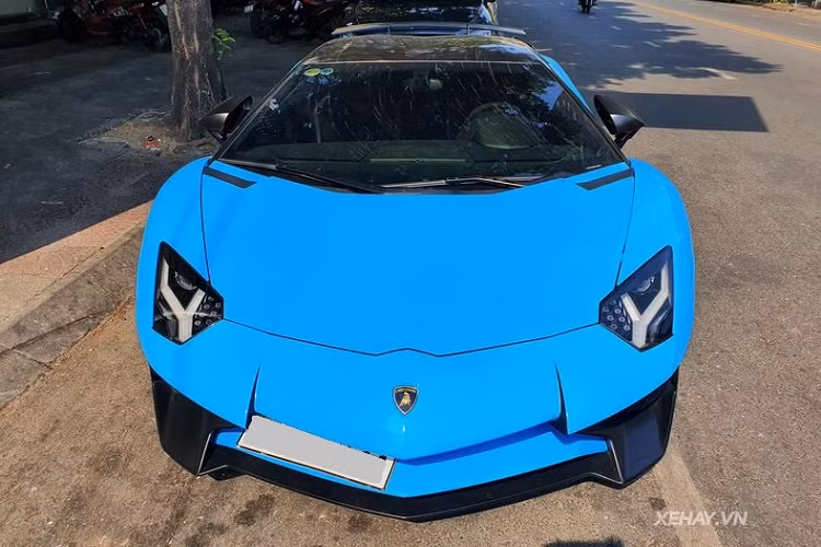 Ở bên hông, Lamborghini Aventador SV hàng hiếm này được trang bị thêm cánh lướt gió mới sơn mờ trong khi đuôi xe trở nên bắt mắt hơn nhờ bộ khuếch tán mạnh mẽ, tấm lưới tản nhiệt nhỏ, ống xả thể thao và cánh lướt gió cố định cỡ lớn bằng carbon sơn mờ.
