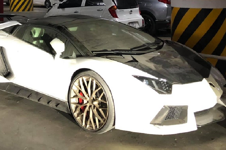 Được biết, đây là 1 trong 4 chiếc siêu xe mui trần Lamborghini Aventador LP700-4 Roadster đang có mặt tại Việt Nam nhưng lại là chiếc xe duy nhất mang gói độ lên đến gần nửa tỷ đồng và từng xuất hiện trong MV ca nhạc của một ca sỹ.