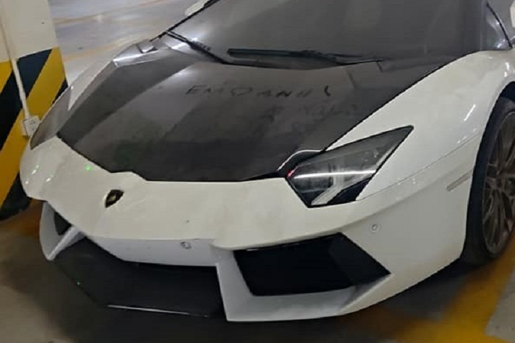 Nhiều người cho rằng chiếc siêu xe Lamborghini Aventador LP700-4 Roadster độ đắt đỏ này đã đỗ ở đây hơn 3 tháng qua. Số khác cho rằng, ít nhất xe phải "làm bạn" với bụi tại hầm đỗ xe ở trung tâm thương mại Hà Nội hơn 6 tháng. Trước đó, hình ảnh chiếc siêu xe Lamborghini Aventador LP700-4 phủ bụi đã được cư dân mạng chia sẻ vào tháng 10 năm 2020, lúc này, ngoại thất của bò tót đã bám bụi khá nhiều.
