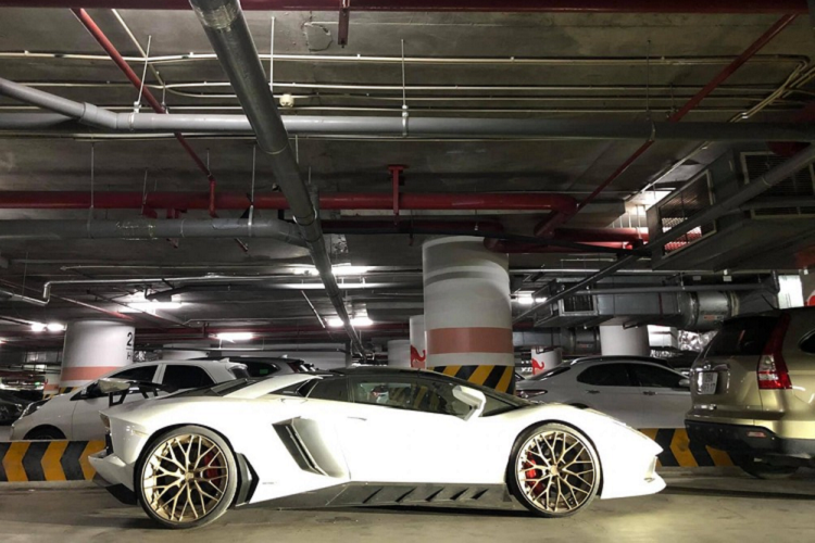 Hình ảnh chụp lại cho thấy, chiếc Lamborghini Aventador LP700-4 Roadster này được đậu dưới hầm đỗ xe với ngoại thất bám đầy bụi từ cản va trước, nắp capô bằng sợi carbon đắt tiền, mui xe, cho đến cánh gió đuôi độ bằng carbon cũng bị bụi bám. Không rõ lý do là gì chủ nhân của chiếc Lamborghini Aventador LP700-4 Roadster lại để xe bám bụi dày đặc mà không sử dụng