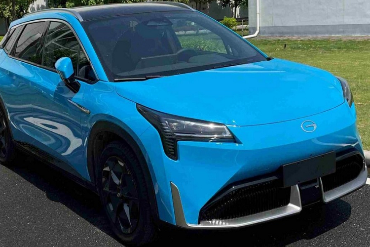 Để đạt được con số ấn tượng đó, GAC Aion LX Plus chạy điện có trang bị bộ pin 144,4 kWh. Để so sánh, Tesla Model 3 hiện đang sử dụng bộ pin 75 kWh, trong khi xe điện hạng sang Lucid Air thì đang dùng loại 112,5 kWh. Như vậy, ta có thể dễ dàng thấy rằng bộ pin của Aion LX Plus lớn hơn hẳn những mẫu xe điện kia.