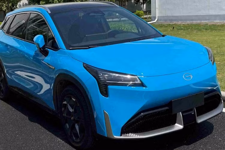 Để đạt được con số ấn tượng đó, GAC Aion LX Plus chạy điện có trang bị bộ pin 144,4 kWh. Để so sánh, Tesla Model 3 hiện đang sử dụng bộ pin 75 kWh, trong khi xe điện hạng sang Lucid Air thì đang dùng loại 112,5 kWh. Như vậy, ta có thể dễ dàng thấy rằng bộ pin của Aion LX Plus lớn hơn hẳn những mẫu xe điện kia.