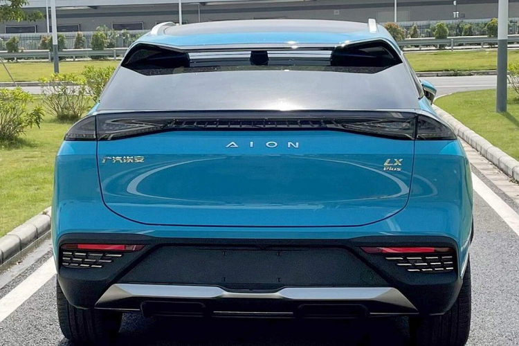 GAC Aion LX Plus 2022 mới sẽ chính thức được ra mắt công chúng tại Triển lãm Ô tô Quảng Châu 2021, bắt đầu diễn ra vào cuối tuần sau. Nhà sản xuất xe Trung Quốc sẽ công bố thêm thông tin chi tiết về mẫu xe điện có phạm vi di chuyển cực dài này vào lúc đó.