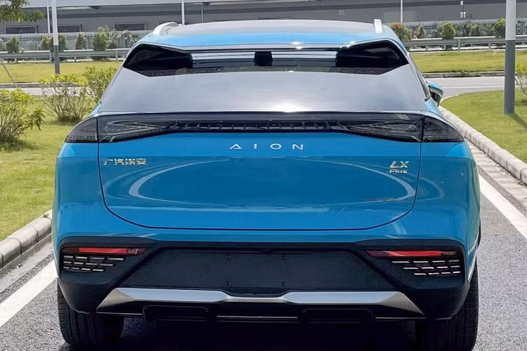 GAC Aion LX Plus 2022 mới sẽ chính thức được ra mắt công chúng tại Triển lãm Ô tô Quảng Châu 2021, bắt đầu diễn ra vào cuối tuần sau. Nhà sản xuất xe Trung Quốc sẽ công bố thêm thông tin chi tiết về mẫu xe điện có phạm vi di chuyển cực dài này vào lúc đó.