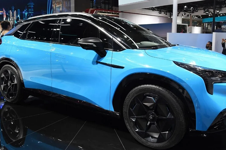 Peter Rawlinson, CEO của Lucid Motors, đã nói rằng việc tạo ra một bộ pin lớn hơn để cung cấp cự li di chuyển dài hơn là một chiến lược thiếu khôn ngoan. Điều đó dường như chính xác trong trường hợp của GAC Aion LX Plus. Để phù hợp bộ pin lớn hơn, thay vì chiều dài 4,79 mét như bản Aion LX thông thường, bản Plus dài hơn 5 cm ở mức 4,84 m. Tuy nhiên, chiều dài bổ sung này chưa thể cho thấy rõ là bộ pin mới lớn đến đâu, nhưng nhìn vào trọng lượng thì khác.