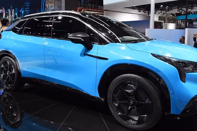 Peter Rawlinson, CEO của Lucid Motors, đã nói rằng việc tạo ra một bộ pin lớn hơn để cung cấp cự li di chuyển dài hơn là một chiến lược thiếu khôn ngoan. Điều đó dường như chính xác trong trường hợp của GAC Aion LX Plus. Để phù hợp bộ pin lớn hơn, thay vì chiều dài 4,79 mét như bản Aion LX thông thường, bản Plus dài hơn 5 cm ở mức 4,84 m. Tuy nhiên, chiều dài bổ sung này chưa thể cho thấy rõ là bộ pin mới lớn đến đâu, nhưng nhìn vào trọng lượng thì khác.