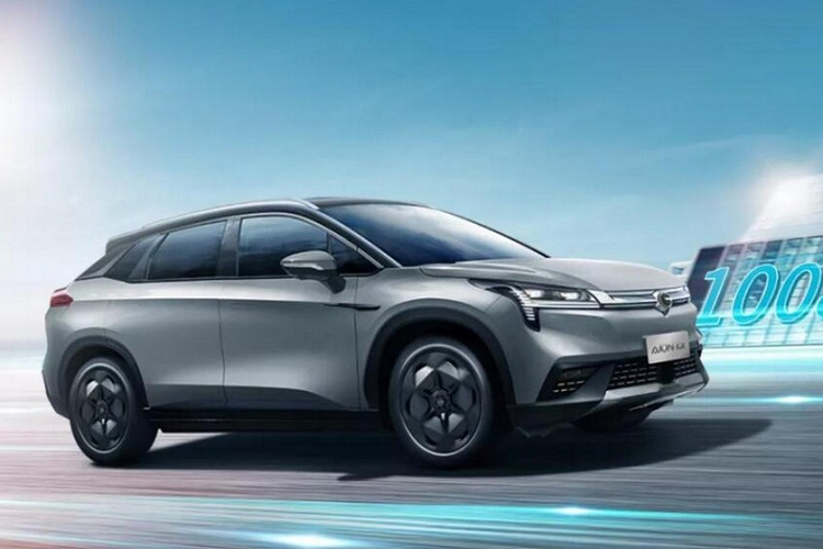 Phạm vi di chuyển mỗi lần sạc đầy pin hiện đang là mối lo của nhiều người mua đối với xe điện. Để giải quyết vấn đề này, các nhà sản xuất đang ngày một cho ra đời những mẫu xe mới với cụm pin lớn hơn, khả năng tối ưu tốt hơn để cung cấp phạm vi di chuyển dài hơn. Mới đây, nhà sản xuất xe Trung Quốc GAC đã vén màn mẫu xe điện mới có tên Aion LX Plus với phạm vi hoạt động lên tới 1.008 km theo chu kỳ NEDC.