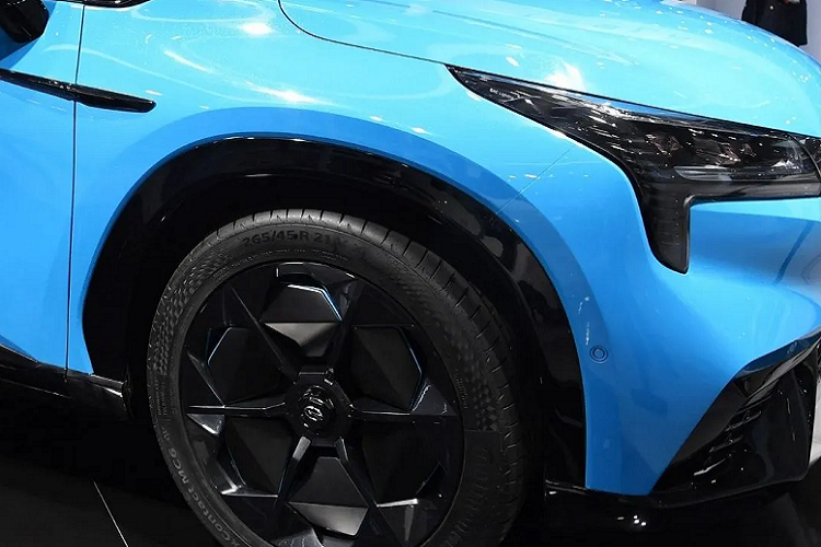 So với 2.180 kg của Aion LX, bản Aion LX Plus nặng tới 2.720 kg, chệch lệch hơn nửa tấn đối với một chiếc xe vốn đã nặng. Yếu tố thay đổi to lớn này nhất định sẽ có ảnh hưởng lên hiệu suất của mẫu SUV điện Trung Quốc. Theo nhà sản xuất, xe mới sẽ có trang bị mô tơ điện mạnh 241 mã lực và có thể đạt tốc độ tối đa 170 km/h.