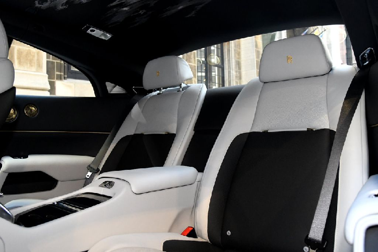 Tông màu nội thất của Rolls-Royce Wraith Eagle VIII được lựa chọn 3 gam màu trắng/đen/vàng.