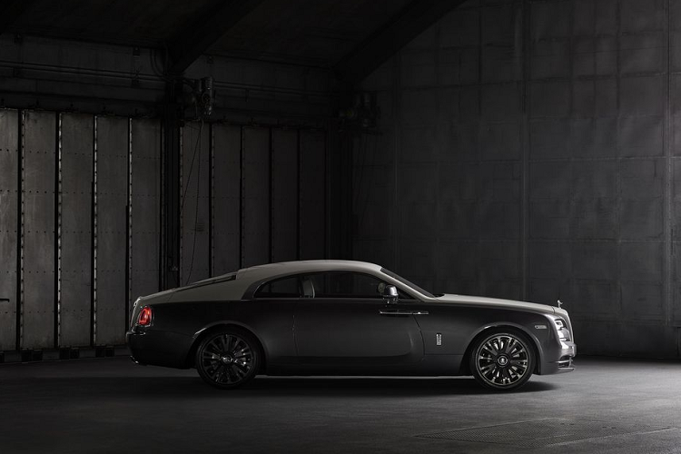 Về truyền động, Rolls-Royce Wraith Eagle VIII sử dụng động cơ W12 tăng áp kép 6.6l, sản sinh công suất 624 mã lực và 800 Nm mô-men xoắn.