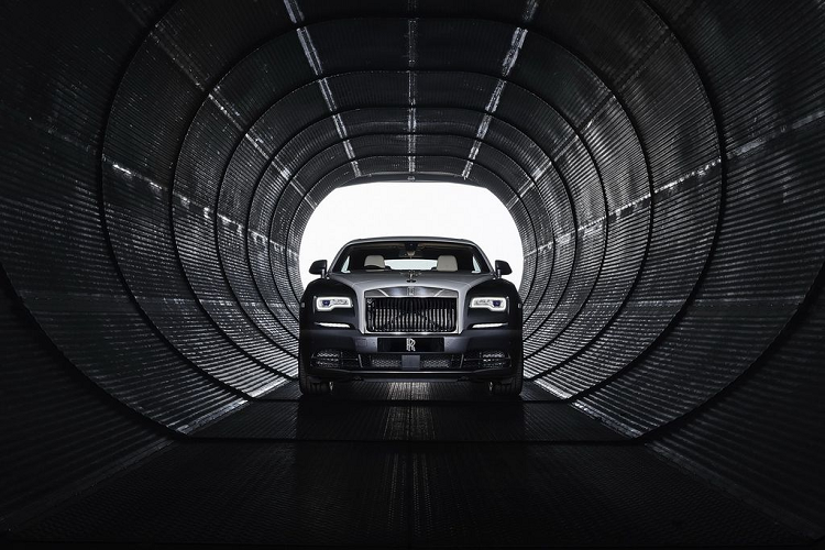 Riêng khu vực "Bầu trời sao" thường thấy, Rolls-Royce Wraith Eagle VIII được trang bị tới 1.183 bóng đèn LED, sắp xếp mô phỏng các chòm sao theo trí nhớ của phi công vào ngày 15/6/1919 ở vị trí 50"07 độ vĩ Bắc, 31 độ kinh Tây.