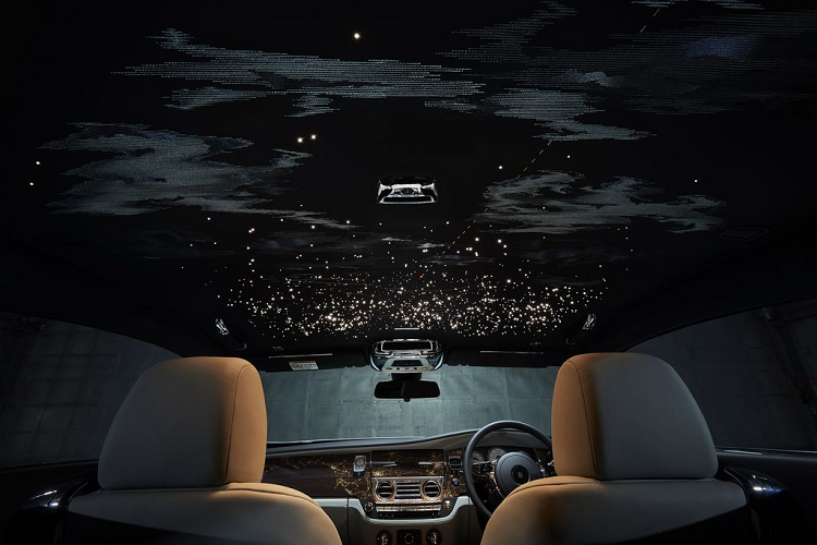 Tất nhiên là một phiên bản đặc biệt với số lượng sản xuất giới hạn, mẫu xe siêu sang Rolls-Royce Wraith Eagle VIII không thể thiếu đi các chi tiết đặc trưng.