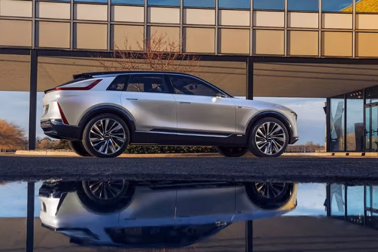 Không chỉ có kích thước lớn, Cadillac Lyriq 2023 còn sở hữu thiết kế ngoại thất ấn tượng và không khác biệt nhiều so với phiên bản concept. Theo đó, mẫu SUV chạy điện này được trang bị lưới tản nhiệt màu đen bóng và đóng kín. Trên lưới tản nhiệt có những vạch kẻ chéo lạ mắt và logo không sơn màu nhưng có thể phát sáng.