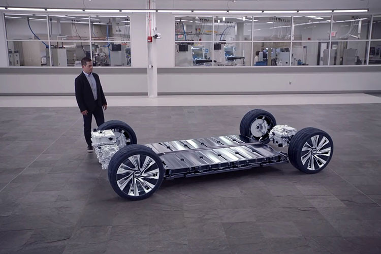 Nếu dùng hệ thống sạc nhanh DC 190 kW, người dùng chỉ cần chờ khoảng 10 phút là có thể chạy tiếp 122 km. Nếu chờ 30 phút sạc, người dùng có thể chạy thêm 314 km. Vào thời điểm này, Cadillac Lyriq 2023 chỉ có phiên bản dẫn động cầu sau. Trong thời gian tới, hãng Cadillac sẽ bổ sung những phiên bản khác cho xe