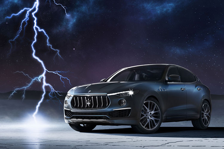 Bên trong khoang lái, Maserati Levante Hybrid không có nhiều điểm khác so với các phiên bản còn lại ngoại trừ đường chỉ thêu màu xanh dương. Xe được Maserati trang bị công nghệ kết nối Maserati Connect, cho phép người dùng kiểm tra tình trạng xe thông qua ứng dụng được cài đặt trên điện thoại thông minh. Hệ thống này còn hỗ trợ trợ lý ảo Amazon Alexa và Google Assistant. 