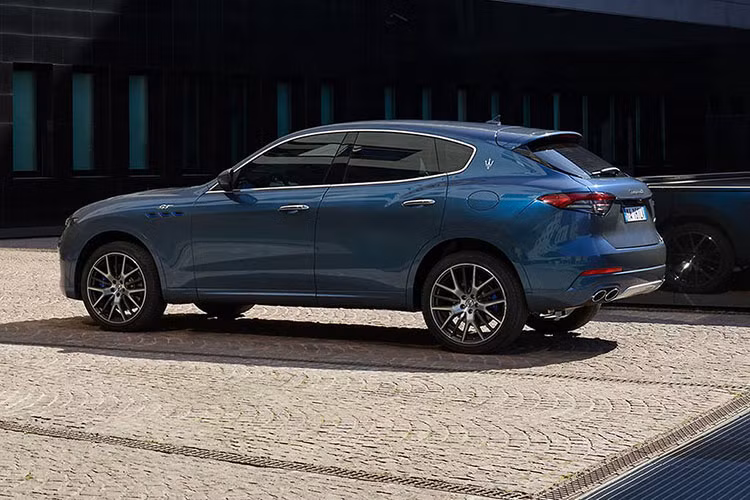 Được biết, đây là mẫu SUV được điện hóa đầu tiên của hãng. Hệ dẫn động hybrid của mẫu xe sang Maserati Levante Hybrid không có gì khác so với mẫu Ghibli Hybrid, bao gồm một động cơ xăng 4 xylanh 2.0L tăng áp turbo đi kèm với bộ phát điện 48V.