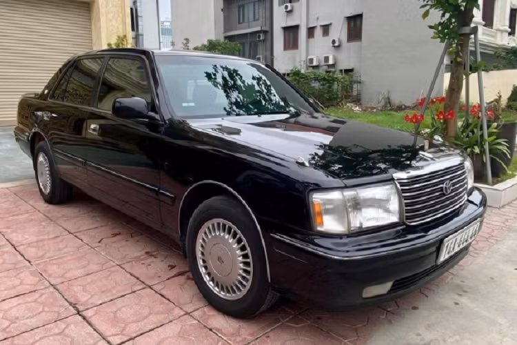 Hiện tại, dòng xe sedan Toyota Crown đã bước sang thế hệ thứ 15 với thiết kế hiện đại mang kích thước lớn hơn, sang hơn bao giờ hết. Tuy nhiên dòng xe này chỉ bán ở thị trường nội địa Nhật Bản.