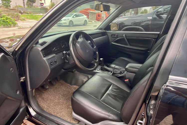 Tại Việt Nam, những chiếc Toyota Crown thế hệ cũ vẫn được nhiều người yêu thích xe Nhật tìm đến bởi Crown mang nhiều ưu điểm như: Kích thước rộng rãi, thiết kế hình dáng hộp cổ điển mang một nét quyến rũ lịch lãm rất riêng, Crown mang nhiều giá trị xưa cũ đồng thời lưu giữ hình ảnh sedan sang trọng một thời của Nhật.